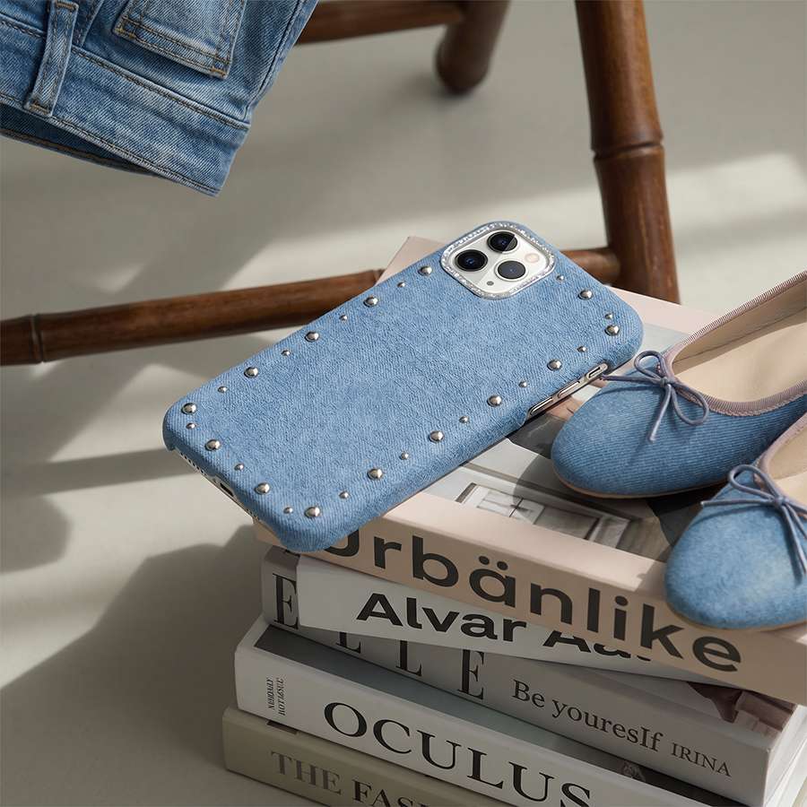 Carcasa Denim MagBattery para iPhone 12 Pro Max — vista en ángulo estilo casual
