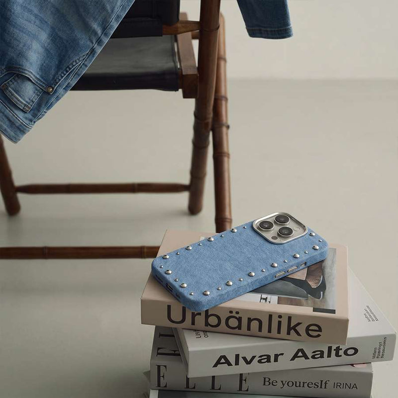 Carcasa Denim MagBattery para iPhone 13 Pro Max — vista en ángulo estilo casual
