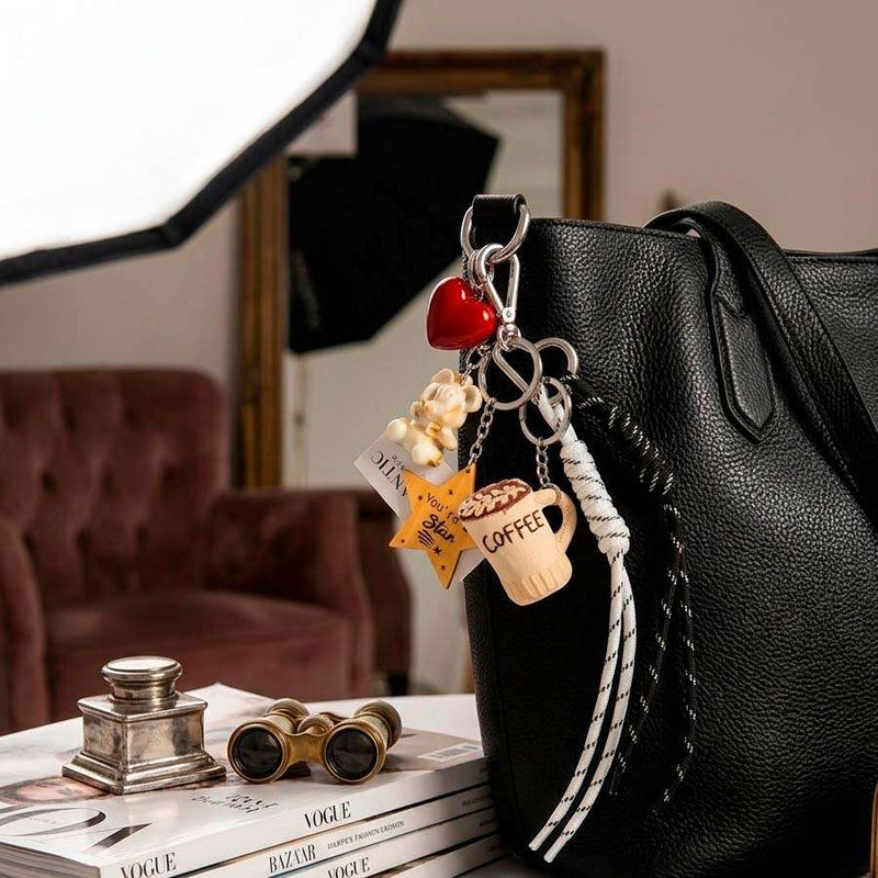 Charm colgante café enganchado a bolso