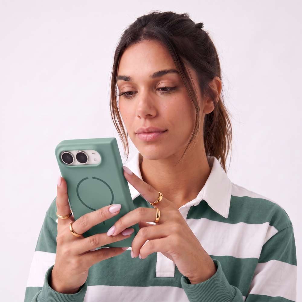 Funda Ultra Suave compatible con MagSafe para iPhone Duo en color Verde, vista 3 de 5
