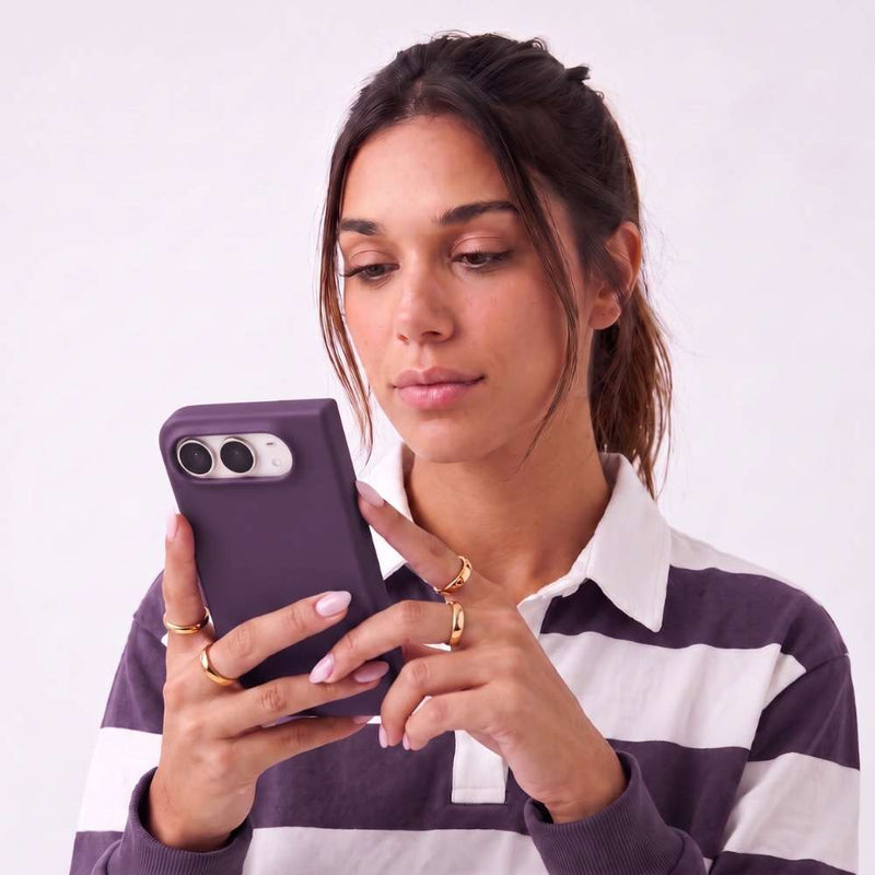 Funda Ultra Suave de microfibra para iPhone Duo en color Dark cherry, vista 2 de 5