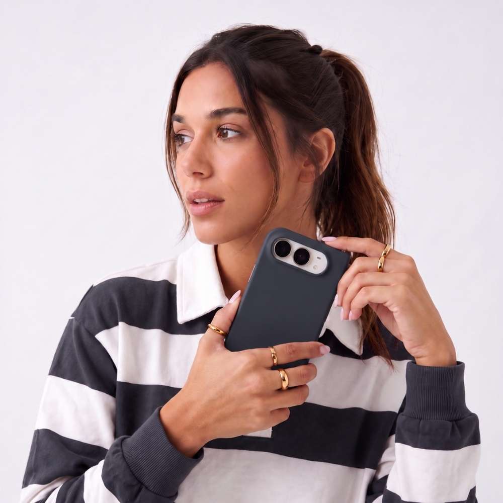 Funda Ultra Suave de microfibra para iPhone Duo en color Negro, vista 2 de 5