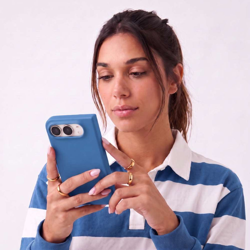 Funda Ultra Suave de microfibra para iPhone Duo en color Azul oscuro, vista 2 de 5