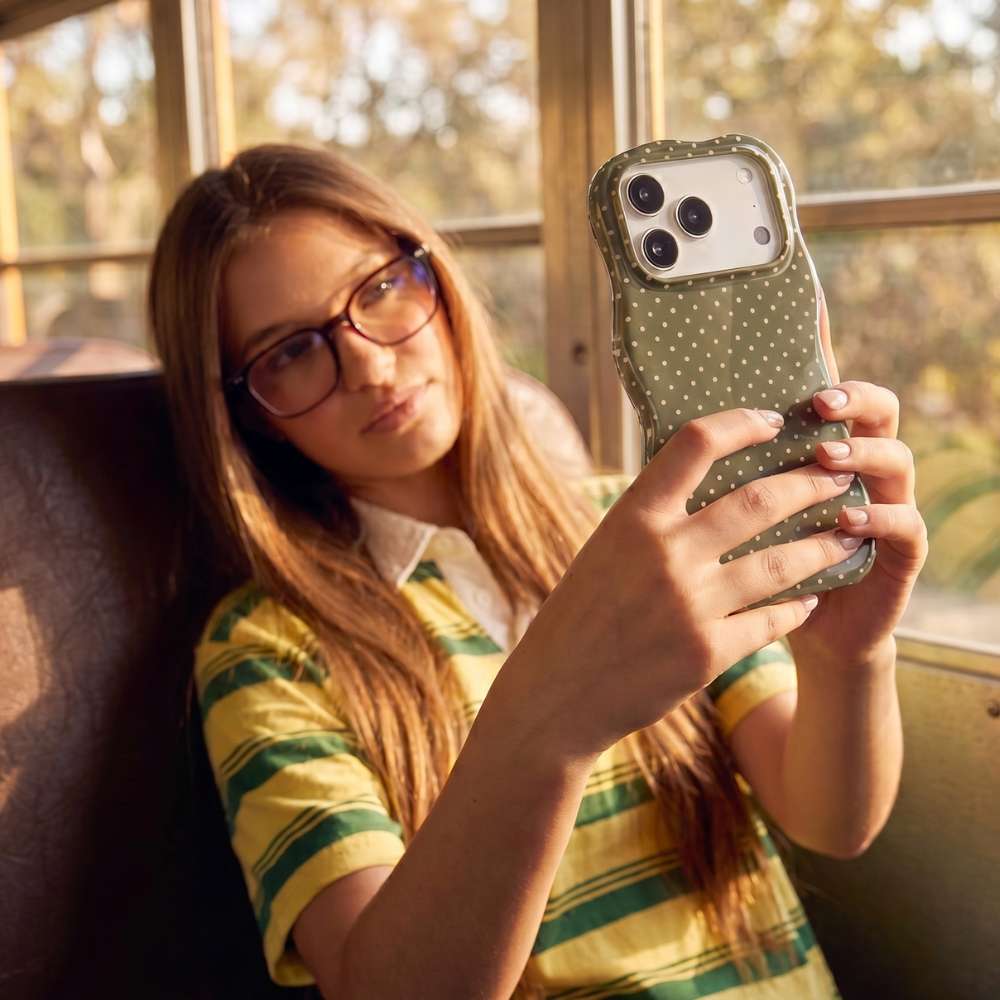 Funda Tough - Green Wave Dots