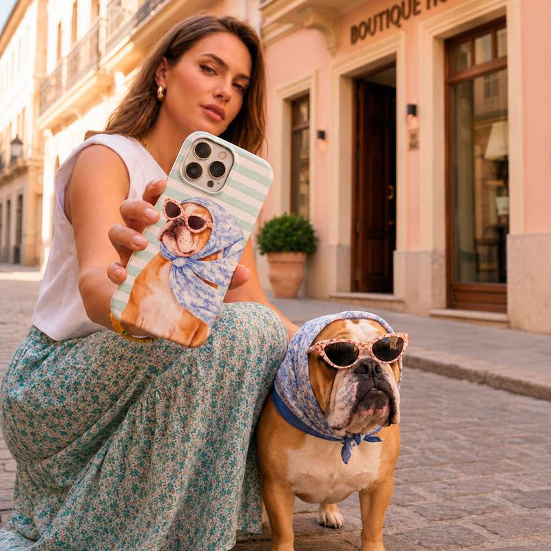 Funda Banoffee BCN Bulldog Riviera vista trasera sobre móvil – colección La Casa de las Carcasas
